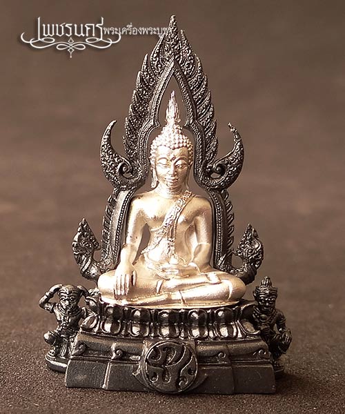 +++ พระพุทธชินราช ขนาดหน้าตัก 1/2 นิ้วเนื้อเงินชุบทองคำขาว ซุ้มรมดำ สร้างปี2551 +++