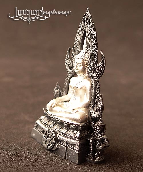 +++ พระพุทธชินราช ขนาดหน้าตัก 1/2 นิ้วเนื้อเงินชุบทองคำขาว ซุ้มรมดำ สร้างปี2551 +++