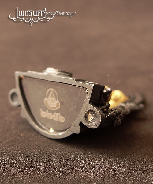 +++ พระพุทธชินราช ขนาดหน้าตัก 1/2 นิ้วเนื้อเงินชุบทองคำ ซุ้มรมดำ สร้างปี2551 +++