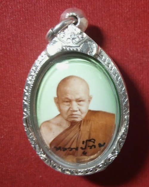 ล็อกเก็ตไข่ฉากเขียว หลวงปู่ทิม วัดพระขาว หลังตะกรุดทองคำและทับทิม ตอกโค๊ตและหมายเลขด้านหลัง