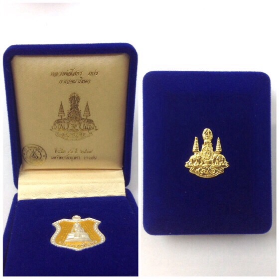 **วัดใจ**เหรียญอาร์มหลวงพ่อโสธร ภปร. รุ่นกาญจนาภิเษก เนื้อเงินลงยาสีเหลือง ปี39 มีโค๊ด กล่องเดิม