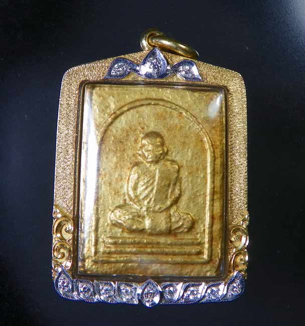 พระผงรูปเหมือนหลวงปู่ชา วัดหนองป่าพง หลังรายเซ็นหน้ากากทองคำแบบนี้มีน้อยหายากฝุดๆครับ