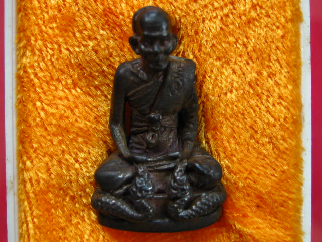 หลวงปู่คำพันธ์ รูปเหมือน นั่งพญานาค ปี42 เนื้อนวะโลหะ กล่องเดิม...