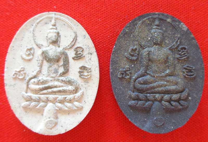 2 องค์  สมเด็จใบพุทรา ลายมือมหายันต์เนื้อขาว+ดำ โรยผงตะไบ หลวงพ่อรวย วัดตะโก เสาร์๕ มีโค๊ด พร้อมกล่อ