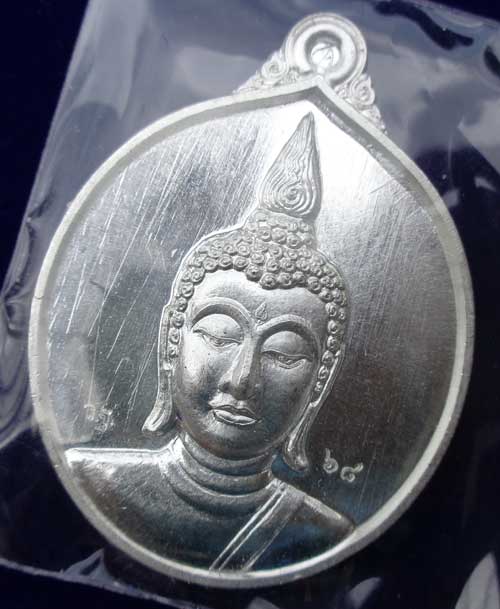 เหรียญสมโภชพระพุุทธกตัญญู(( เนื้อเงิน ))หลวงพ่อเพี้ยน วัดเกริ่นกฐิน จ.ลพบุรี มีโค๊ด+หมายเลข ๖๘ เหรีย