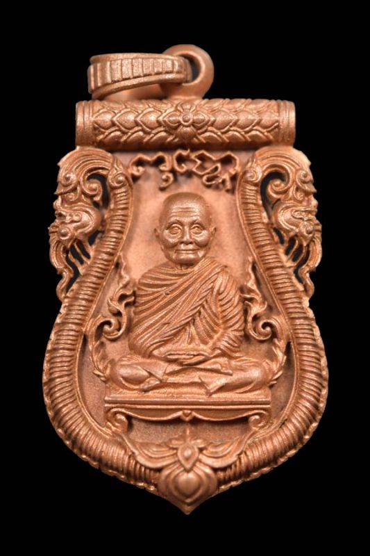 เสมาฉลุลายยกองค์ หลวงพ่อจรัญ รุ่น มหามงคล 7 รอบ เนื้อนวะโลหะ หมายเลข 828 สวยๆ + กล่องเดิมครับ
