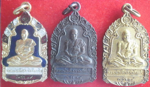หลวงพ่อเผือก วัดกิ่งแก้ว  3 องค์ สวบครับ