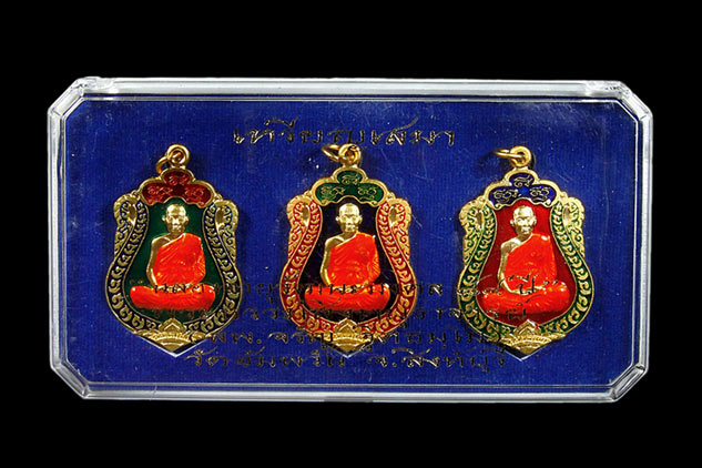  เหรียญใบเสมา ๗ รอบ "รุ่นฉลองอายุวัฒนะมงคล ๘๔ ปี"๒๕๕๔ ชุบทองลงยา หลวงพ่อจรัญ วัดอัมพวัน สิงห์บุรี