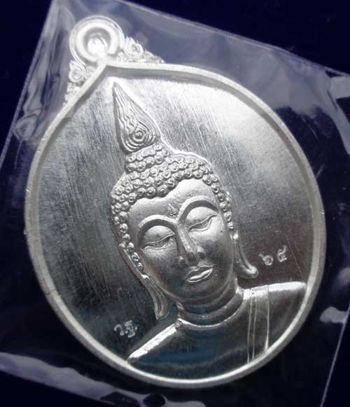 เหรียญสมโภชพระพุุทธกตัญญู(( เนื้อเงิน ))หลวงพ่อเพี้ยน วัดเกริ่นกฐิน จ.ลพบุรี มีโค๊ด+หมายเลข ๖๕ เหรีย
