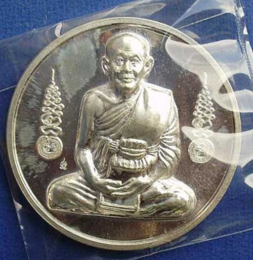 เหรียญบาตรน้ำมนต์ปี ๔๙ หลวงพ่อเอียดวัดไผ่ล้อม((เนื้อเงิน)) ขนาด 4ซม. ด้านหน้ารูปหลวงพ่อนั่งเต็มองค์