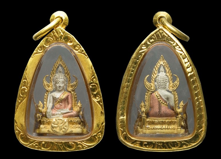 พระพุทธชินราชภปรเนื้อสามกษัตริย์1/4นิ้วผสมมวลสารเบญจภาคีสมเด็จจิตรดามีเส้นพระเจ้าในหลวง เลี่ยมทองสวย