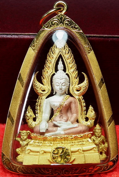 พระพุทธชินราชภปรเนื้อสามกษัตริย์1/2นิ้วผสมมวลสารเบญจภาคีสมเด็จจิตรดามีเส้นพระเจ้าในหลวง เลี่ยมทองสวย