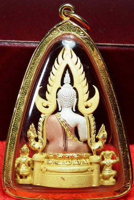พระพุทธชินราชภปรเนื้อสามกษัตริย์1/2นิ้วผสมมวลสารเบญจภาคีสมเด็จจิตรดามีเส้นพระเจ้าในหลวง เลี่ยมทองสวย