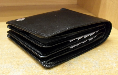 กระเป๋าสตางค์ หนัง ใส่บัตรได้เยอะมากค่ะ 