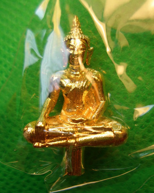 วัดใจชุบทองคำ//ปลุกเสกวัดพระแก้วถึง2ครั้ง///องค์นี้ที่เป็นด้านหลังล็อกเก็ตในหลวงปี50//พระยอดธงเนื้อน