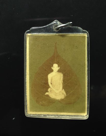 ภาพถ่ายท่านเจ้าคุณนรฯ ติดผ้าจีวร เก่าครับ