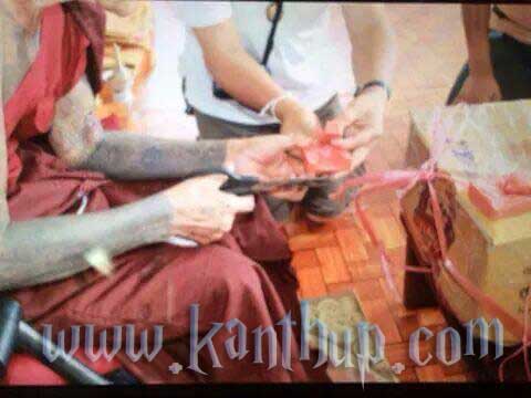เหรียญหล่อกริ่ง พระมหามัยมุณี เนื้อทองทิพย์ ลงยาสีแดงรุ่น ดวงเศรษฐี 1 ใน 50 องค์ ครูบาออ ปณฺฑิต๊ะ 