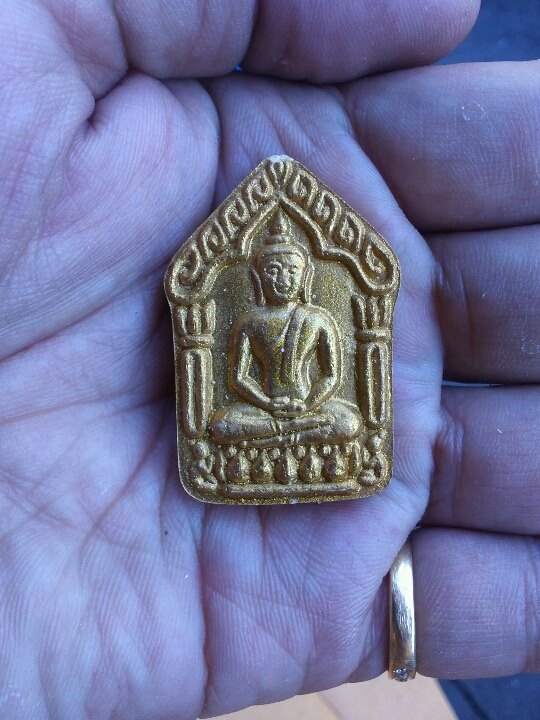 ขุนแผนพรายผงกุมาร รุ่นวางศิลาฤกษ์ ปี ๒๕๕๕ เนื้อเหลือง ตระกรุ ดคู่ พิมพ์ใหญ่ วัดละหารไร่ ระยอง