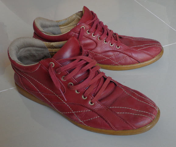 รองเท้า ELLE ของแท้ เบอร์ ประมาณ 44 ครับ แบบสวยเทพเลย