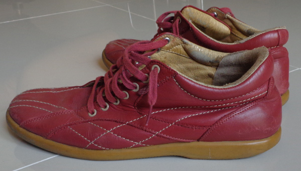 รองเท้า ELLE ของแท้ เบอร์ ประมาณ 44 ครับ แบบสวยเทพเลย