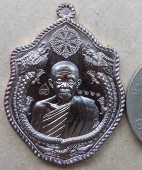 เหรียญมังกรคู่ หลวงพ่อคูณ เนื้อทองแดงรมรมมันปู รุ่นสมปรารถนา สร้าง2999 เหรียญ หมายเลข