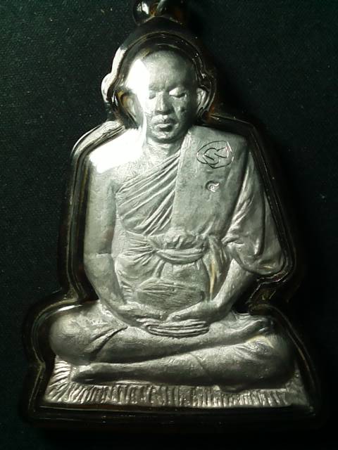 รูปเหมือนปั้มจั้มโบ้หลังลายผ้า หลวงพ่อชำนาญ วัดบางกุฎีทอง เนื้อตะกั่ว มีจารสวยครับ