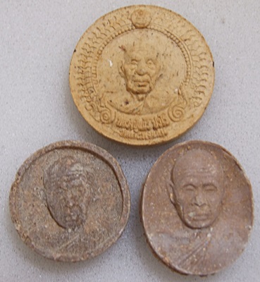 หลวงปู่เเผ้วมาเป็นชุดครับ