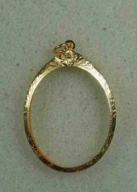 กรอบทอง ทรงไข่ ใส่เหรียญหลวงพ่อบุญหนาและอาจารย์ฝั้น และคณาจารย์ทั่วไป ตามขนาดค่ะ นน. 2.3 ราคา 3100 