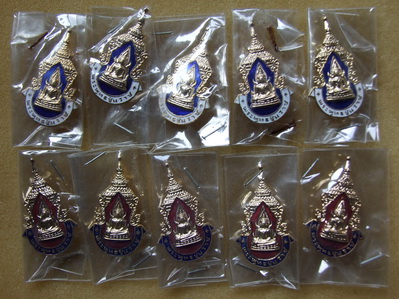 เข็มกลัดเก่า พระพุทธชินราช กะไหล่ทองลงยาสีแดง-น้ำเงิน น้ำเงิน-ขาว รวม 10 อัน สภาพสวย ซองเดิม