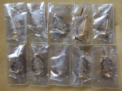 เข็มกลัดเก่า พระพุทธชินราช กะไหล่ทองลงยาสีแดง-น้ำเงิน น้ำเงิน-ขาว รวม 10 อัน สภาพสวย ซองเดิม