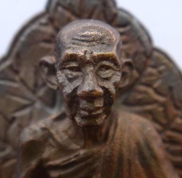 เหรียญหล่อใบโพธิ์หลวงพ่อเกษมเนื้อนวะ ปี35 เคาะเดียว2องค์