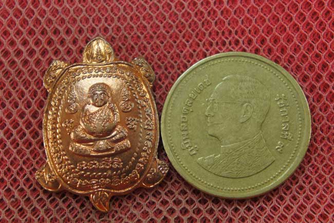 เต่าหลวงพ่อหลิว วัดไทรทองพัฒนา รุ่น เฮงกับเฮง ปี 38 งานปิดทองลูกนิมิต เนื้อทองเเดง