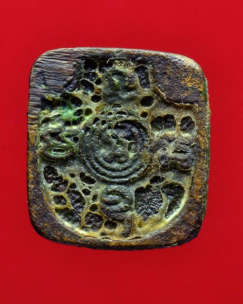 พระรูปเหมือนหลวงพ่อแดง วัดเขาบันไดอิฐ พิมพ์นั่งคุกเข่า