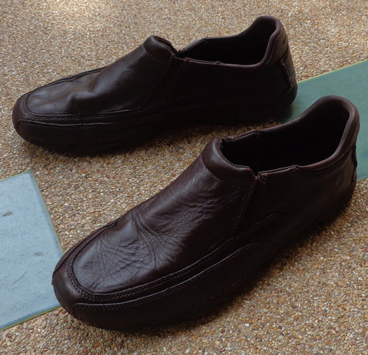 รองเท้า rockport ของแท้ แบรนด์ดัง สีน้ำตาล เบอร์ 42 ครับ ,ขอบด้านหลัง ประทับตราโลโก้ สวยเด่น