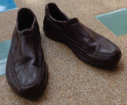 รองเท้า rockport ของแท้ แบรนด์ดัง สีน้ำตาล เบอร์ 42 ครับ ,ขอบด้านหลัง ประทับตราโลโก้ สวยเด่น