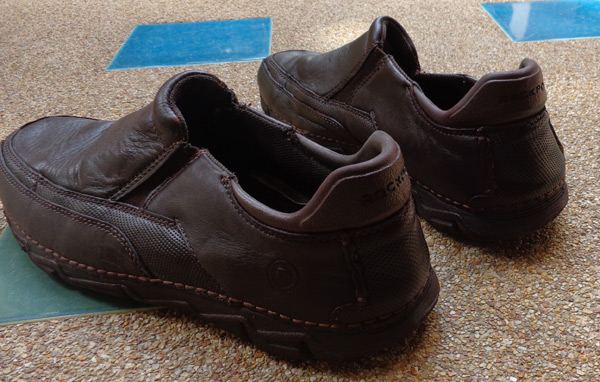 รองเท้า rockport ของแท้ แบรนด์ดัง สีน้ำตาล เบอร์ 42 ครับ ,ขอบด้านหลัง ประทับตราโลโก้ สวยเด่น