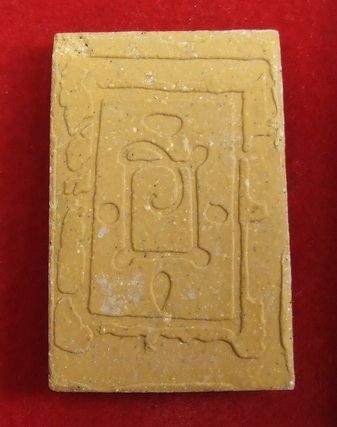 พระสมเด็จ ล.พ.แดง วัดเขาบันไดอิฐ เพชรบุรี ปี 2537 เนื้อเหลือง สภาพสวย กล่องเดิม จำนวน 2 องค์