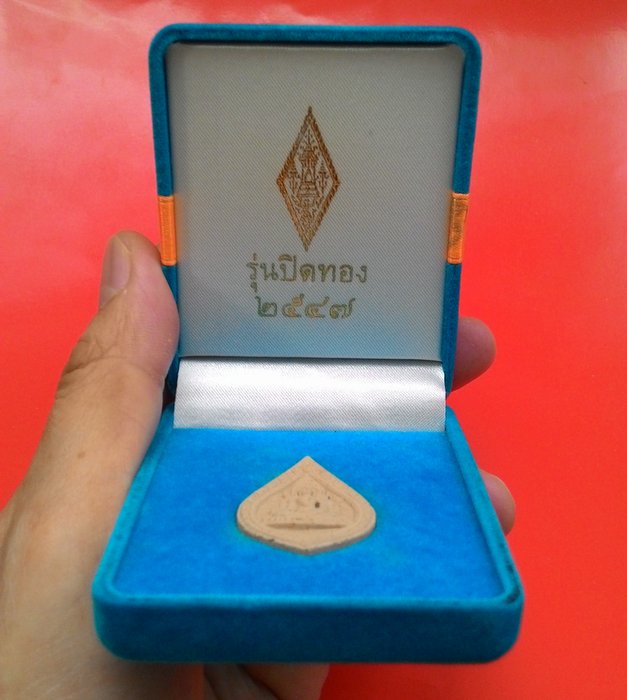 พระพุทธชินราช ( เนื้อผง ) พิมพ์หยดน้ำเล็ก รุ่น " ปิดทอง ๔๗ " พร้อมกล่องกำมะหยี่เดิมๆจากวัด