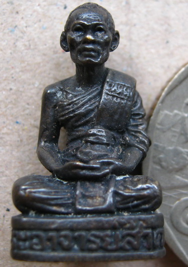 รูปเหมือนลอยองค์ ฉลองครบ5รอบ หลวงพ่อสาคร วัดหนองกรับ จ ระยอง รุ่นชินบัญชร ปี2540 เนื้อทองเหลืองรมดำ 
