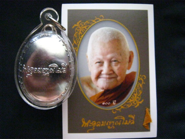 ล๊อกเก็ต100ปี พร้อมรูปถ่ายติดจีวร หลวงปู่จันทร์ศรี พระอุดมญาณโมลี อุดรธานี