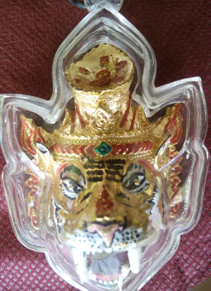 เศียรพ่อครูฤาษีปู่เสือ รุ่น ขุมทรัพย์เขี้ยวแก้ว ๕๒