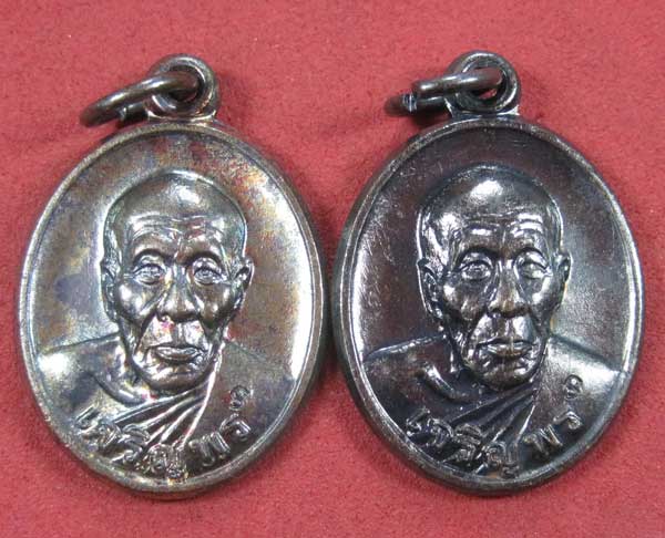 2 เหรียญเจริญพรหลวงปู่คำบุ วัดกุดชมภู จ.อุบลราชธานี แชมป์สายอิสานสภาพสวยแชมป์สายอิสาน