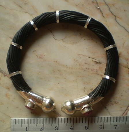 กำไลข้อมือ ขนหางช้าง สีดำ  หุ้มเงินฝั่งเม็ดทับทิม  เคาะเดียว 