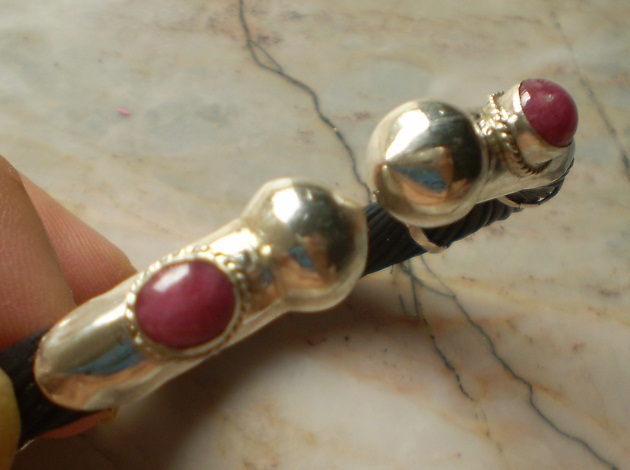 กำไลข้อมือ ขนหางช้าง สีดำ  หุ้มเงินฝั่งเม็ดทับทิม  เคาะเดียว 