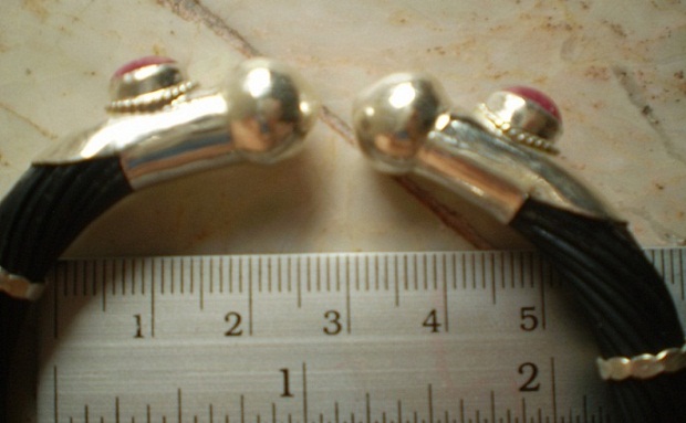 กำไลข้อมือ ขนหางช้าง สีดำ  หุ้มเงินฝั่งเม็ดทับทิม  เคาะเดียว 