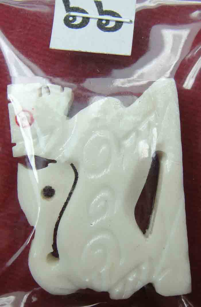 (( 10 บาทแดง))) สิงห์ 3 ขวัญกระดูก(Bone) ขนาด กว้าง 30 ม.ม. สูง 25 ม.ม. หนา 6 ม.ม.ไม่ทราบอาจารย์ ท่า