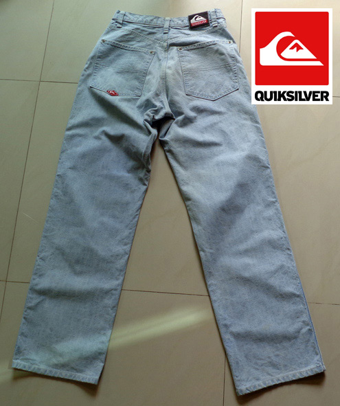 ยีนส์ QUIKSILVER โด่งดังไปทั่วโลก ,ของแท้ ขาตรง ทรงสวย ,ดีไซน์ป้ายและหัวกระดุมใหญ่เอวได้สวยสุดเท่ห์