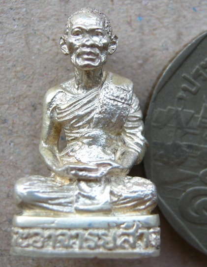 รูปหล่อลอยองค์ เนื้อเงิน หลวงพ่อสาคร วัดหนองกรับ จ ระยอง ปี2540 ที่ระลึกครบ 5 รอบ ชินบัญชร โค๊ตเลข ๕