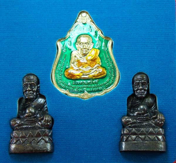 หลวงปู่ทวด หมื่นยันต์ ชุดพิเศษ วัดช้างไห้ เนื้อฝาบาตลงยาสีเขียว
