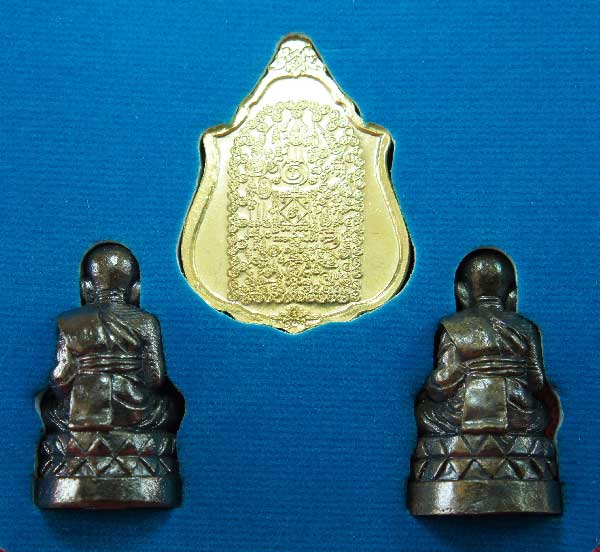 หลวงปู่ทวด หมื่นยันต์ ชุดพิเศษ วัดช้างไห้ เนื้อฝาบาตลงยาสีเขียว
